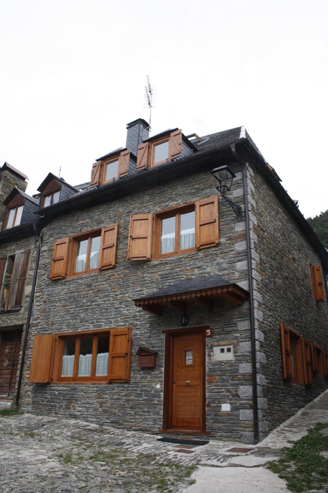 Apartamentos Valle De Aran Mont Екстер'єр фото